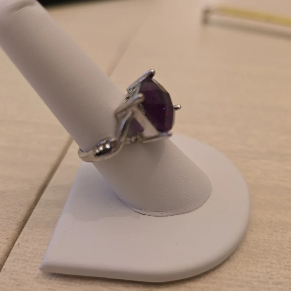 Elegant Purple Gemstone Ring - Picture 4 of 6
